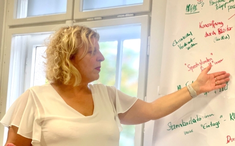 Bild von Beate Gfrerer vor einem Flipchart