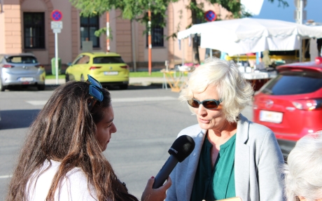 Eine Frau wird im Freien interviewt.